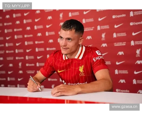 阿诺德赛前最后一次训练深情告别 范戴克代表全队赠送特别礼物